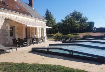 Villa avec piscine couverte chauff  e privative d avril    novembre allows 18 year olds to book a room