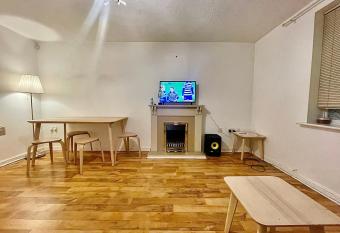 Entire Apartment -Balcony/TV/Sleeps 4/River Thames has Balcony rooms