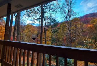 Sunset Ridge has rooms with a private hot tub