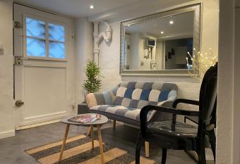 Studio c  t   Parc des Contades allows 18 year olds to book a room