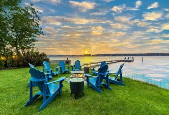 Waterfront home, city/sunset view & steps to beach has Balcony rooms