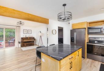 Spacious 4 Bedroom Family Friendly Home has Balcony rooms