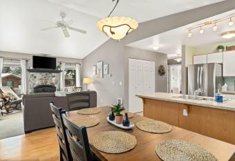 Walk to Downtown Festivities 2Bd2Ba Condo allows 18 year olds to book a room