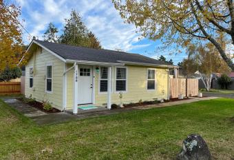 Recently Renovated Cozy Florence Cottage allows 18 year olds to book a room