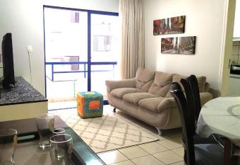 Agrad  vel apto de 2 quartos, 2 banheiros, sacada com churrasqueira, garagem privativa em Balne  rio Cambori   has Balcony rooms