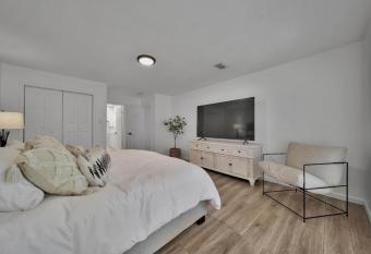 New! Beautiful house with pool. has Balcony rooms