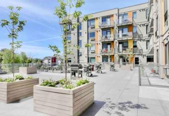 Lovely condo located close to downtown/waterfront! has Balcony rooms