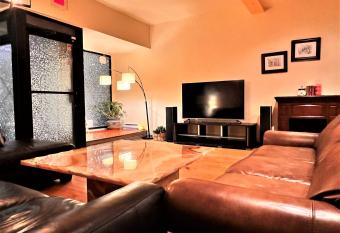 ReUnion St-Laurent has Balcony rooms