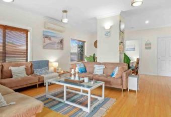 Belle-Mare Ettalong beach has rooms with a private hot tub