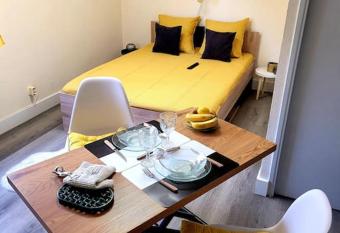 Studio dans r  sidence avec piscine et proche mer allows 18 year olds to book a room