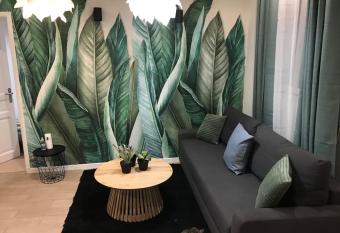 La petite maison has Balcony rooms