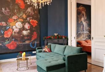 De Cosy Barock met gezellige Patio ! has Balcony rooms