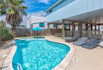 Blue Fin - Beach House has Balcony rooms