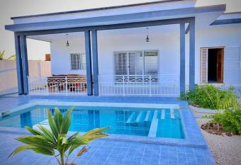 Magnifique villa avec piscine    Somone au S  n  gal has Balcony rooms