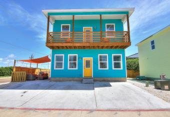 The Beach Buoy House has Balcony rooms