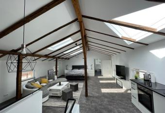 GLEIS 13 - THE LOFT im ehemaligen Lokschuppen allows 18 year olds to book a room