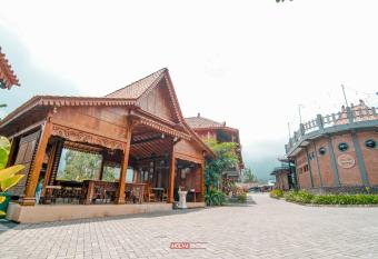 Joglo Kecombrang Bromo has Balcony rooms