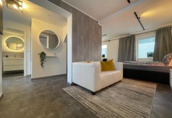 Gleis 12 , kontaktloser 24-7-Check In, barrierefrei ,Smart TV, W-LAN, Parkplatz kostenlos allows 18 year olds to book a room