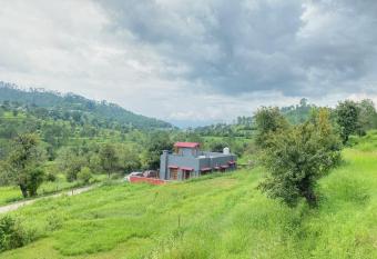 Winter Woods Cottages - 3-bedroom HomeStay has Balcony rooms