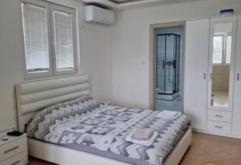 Apartman Tolo  i allows 18 year olds to book a room