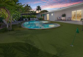 Ultra Modern Home/Heated Pool/basketball/sleeps 22 has Balcony rooms