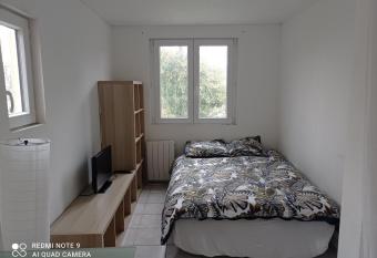 studio efficace, calme et comfortable allows 18 year olds to book a room