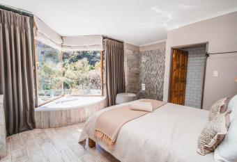 Thabela Thabeng has rooms with a private hot tub