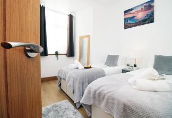 Perfectly Located City Centre Apartment, Free Parking, Cable TV and WI-FI allows 18 year olds to book a room