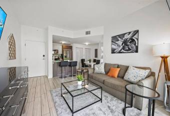 Subtle 2 Bedroom Condo at Edgewater FREE PKG has Balcony rooms
