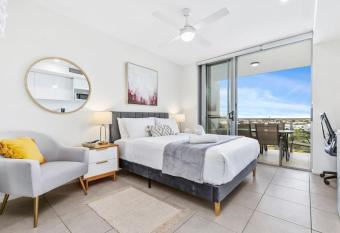 Gorgeous studio apartment opp Hospital has Balcony rooms