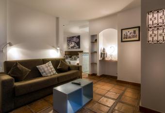 Boutique Hotel La Posada del Angel Oj  n allows 18 year olds to book a room