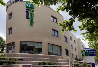 Holiday Inn Express San Sebastian de los Reyes, an IHG Hotel allows 18 year olds to book a room