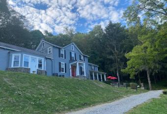 Laurel Highlands Private Estate with Barn & 80 Acres of scenic mountain trails. has Balcony rooms