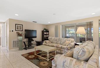 Cozy Family Friendly Home near Mineral Springs has Balcony rooms