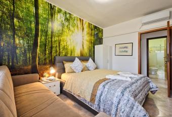 Holly Venice Apartment allows 18 year olds to book a room