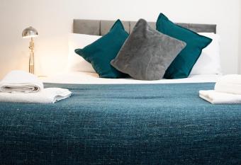 House near the river in Wallasey - 6 En-Suites Book an ensuite or studio or whole house - Nr Wirral Waters - Parking - Sleeps 1 to 12 allows 18 year olds to book a room