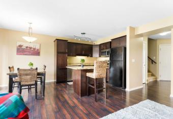 Private 3BR Stonebridge Close to restaurants&shops has Balcony rooms