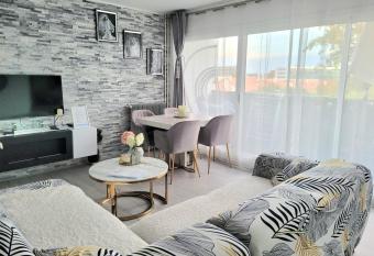 Superbe appartement en r  sidence (parking gratuit) has Balcony rooms