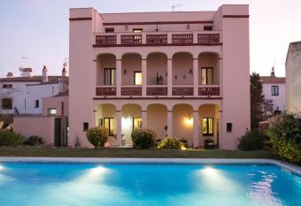 Hotel Palou 1874 allows 18 year olds to book a room