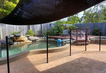 Chev s Beach House has Balcony rooms