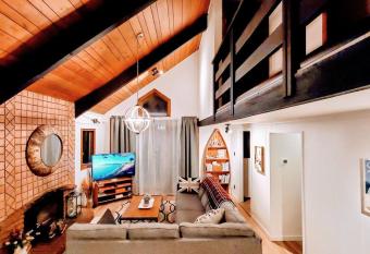 The Muskoka Lake Side Ski Chalet with Hidden Valley Resort Access minutes from Downtown Huntsville has Balcony rooms