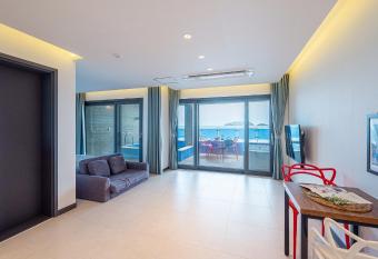 Praiso Poolvilla has rooms with a private hot tub