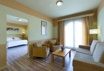 Hotel Fuente Las Piedras allows 18 year olds to book a room