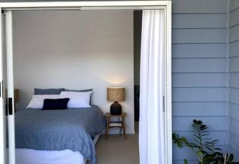 Mudjimba Top Deck - 150m from beach allows 18 year olds to book a room