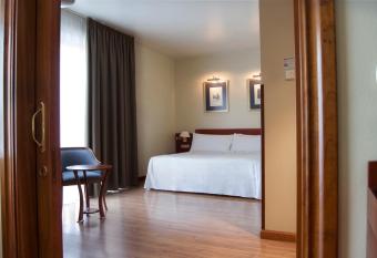 Hotel Zentral Gij  n Rey Pelayo has rooms with a private hot tub