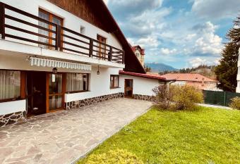 Cheerful 4-bedroom & kids friendly home has Balcony rooms