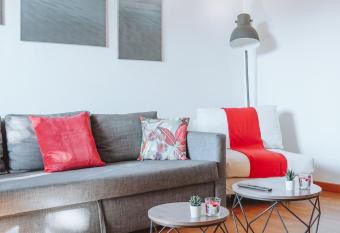 10 min from the Airport-Wifi-Free Parking allows 18 year olds to book a room