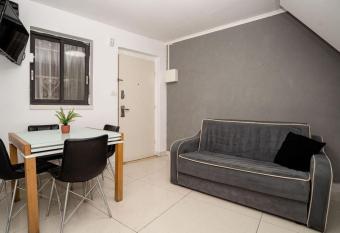 Lovely 2 bedroom unit Shivtey Israel Jerusalem allows 18 year olds to book a room