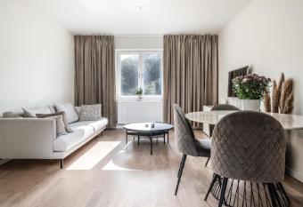 Central apartment 5min drive to the Airport. has Balcony rooms