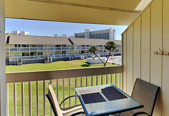 Sandpiper Cove 8242 has rooms with a private hot tub
